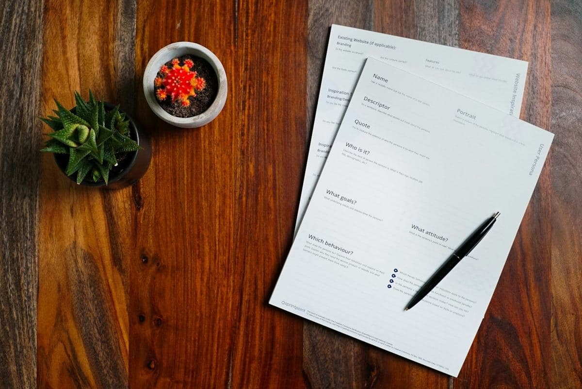 Un dossier et un stylo sur un bureau en bois