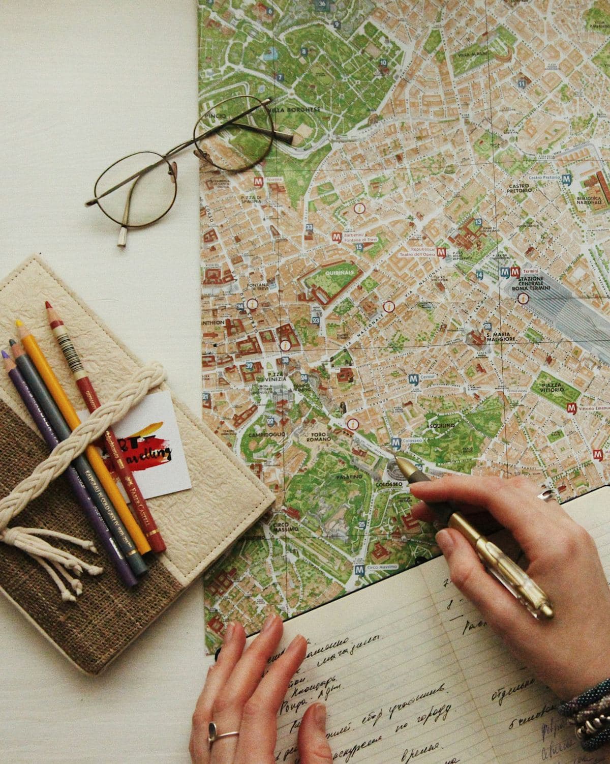 Des mains qui tracent un itinéraire sur une carte papier